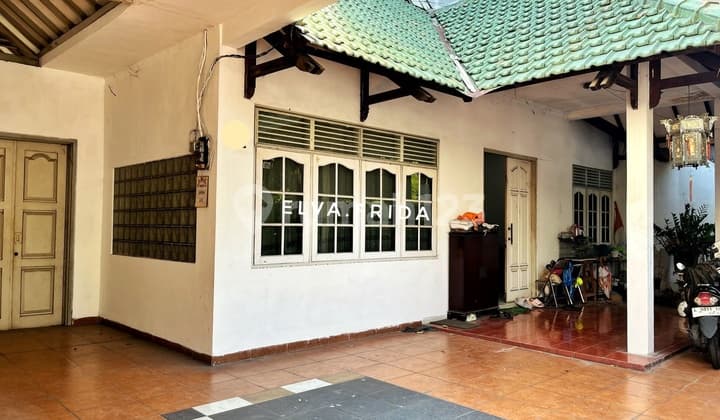 Strategic House for Sale on Jalan Anjasmoro, Central Surabaya