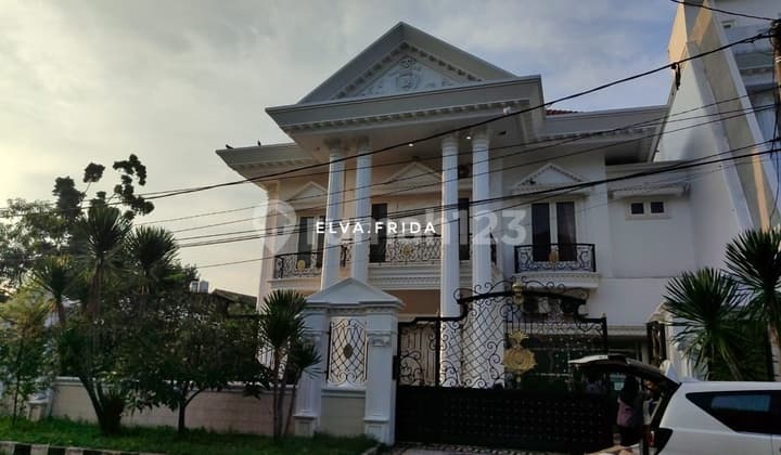 Dijual Rumah Mewah Kolam Renang di Gayungsari Barat Surabaya