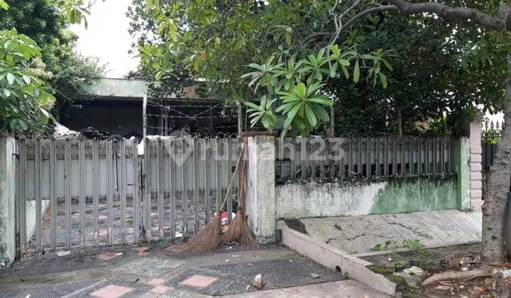 Dijua Rumah Hitung Tanah di Jl Wr Supratman Surabaya Pusat