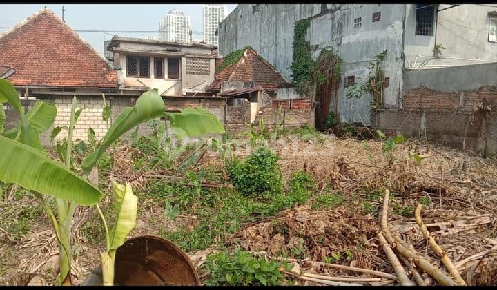 Rumah Tua Hitung Tanah Kebayoran Lama, Jakarta Selatan.