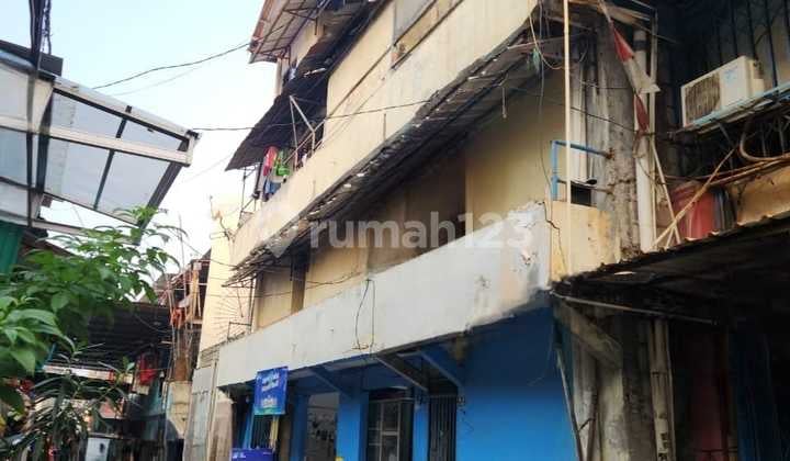 Dijual rumah Kost tua di Teluk Gong, di bawah NJOP, luas tanah 300m2.