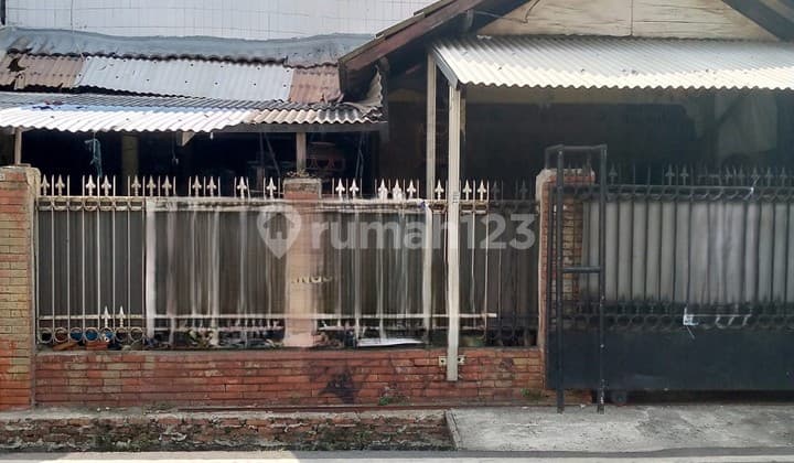 Dijual rumah tua di pinggir jalan Cempaka Baru,Kemayoran