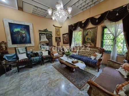 Di Jual Rumah Hoek Depan Taman Daerah Guntur