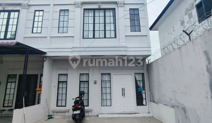 Jual Rumah Siap Huni Posisi Hook Komplek The Dior