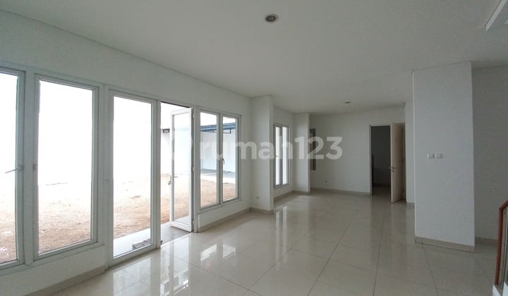 Lokasi Strategis, Rumah di Boulevard Perum Citra Grand Cibubur, SHM 2 Lantai, Hadap Timur