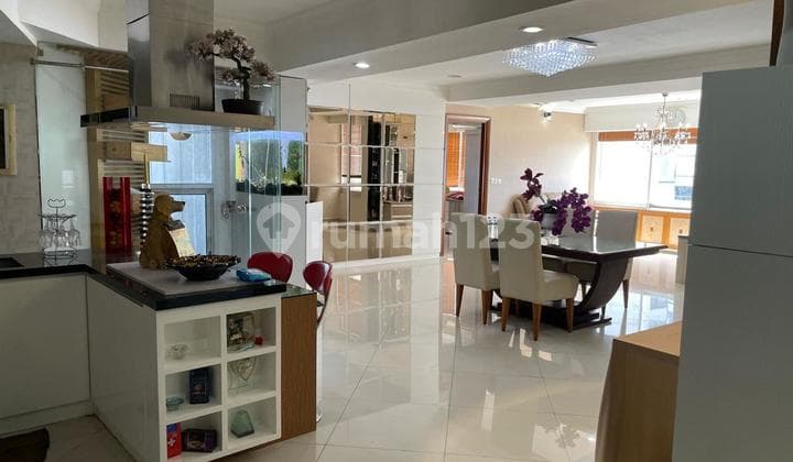 DIJUAL Barang Langkah 2 unit jadi satu di Condominium Taman Anggrek, sangat luas.