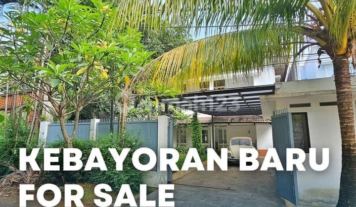 FOR SALE House for SALE in Kebayoran Baru, GREAT LOCATION with a park in front.