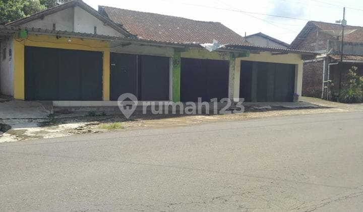 4 Kios Berjejer di Jalan Utama Temanggung