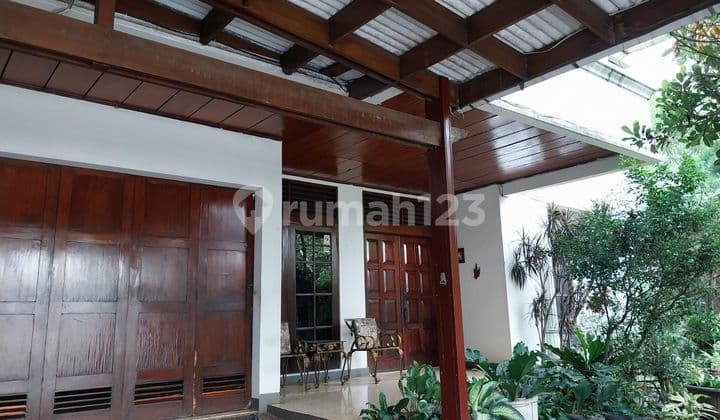 Rumah klasik 2 Lantai siap huni di Gudang peluru