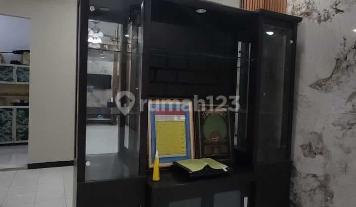 Tiny Flood-Free House with 2-Car Road Access in Kampung Melayu