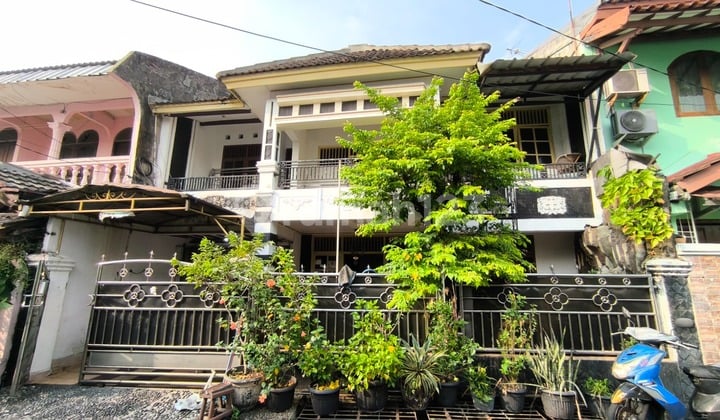 Rumah di Utan Kayu Selatan 2 Lantai Strategis ke Mana Mana