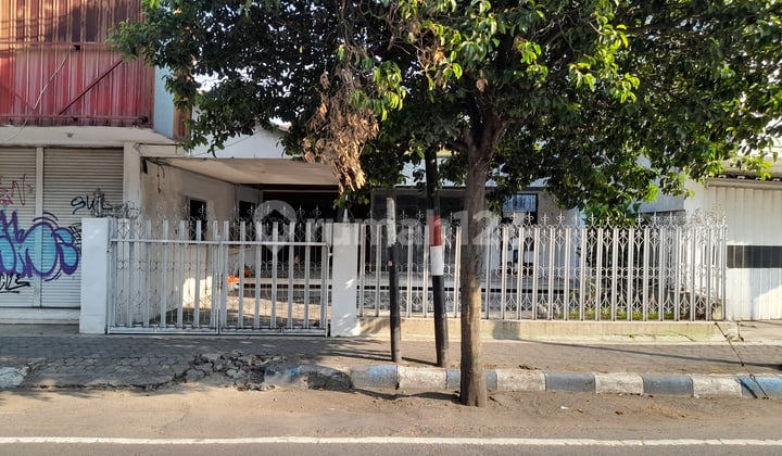Rumah + Tempat Usaha di Lokasi Strategis, Jombang Kota