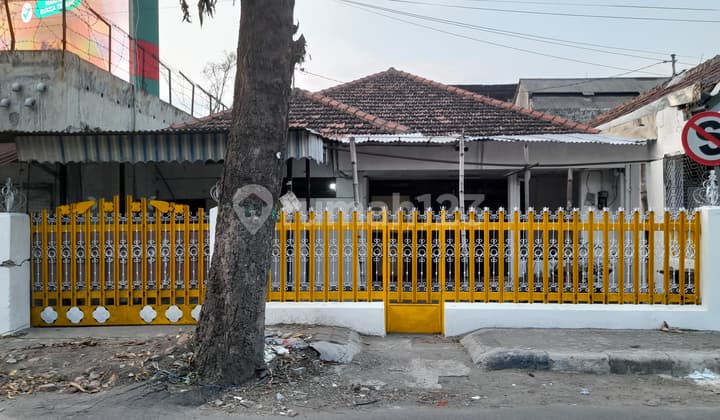 Rumah Tengah Kota Jombang Pinggir Jalan Area Komersil