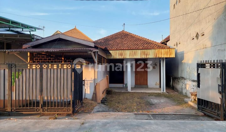 Rumah Tengah Kota Jombang Pinggir Jalan Pagar Lebar