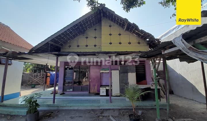 House in Need of Renovation in Jombang City Near Commercial Area