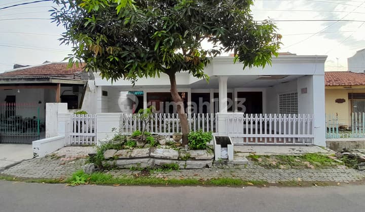 Rumah 2 Lantai Bagus di Dalam Perumahan, Jombang Kota