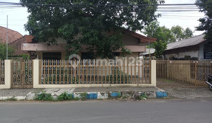 Rumah Berpagar Samping Jalan Tengah Kota di Jombang Kota