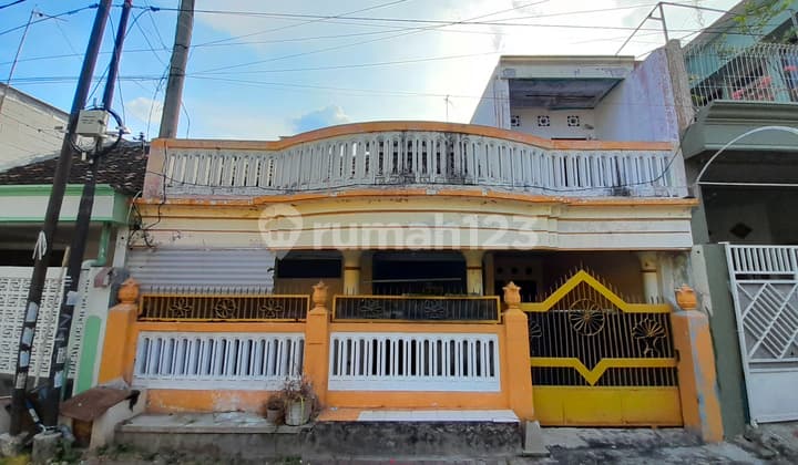 Rumah 2 Lantai Bergaya Klasik di Dalam Perumahan Jombang Kota