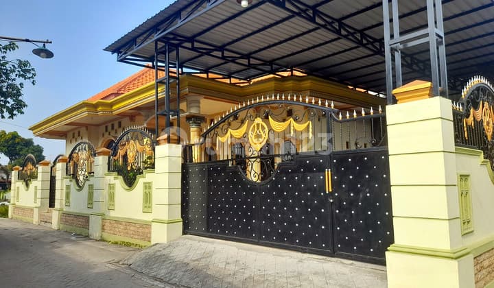 Rumah Mewah Klasik di Jantung Kota Jombang!