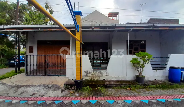 Rumah Strategis dan Nyaman di Perumahan Mojongapit, Jombang