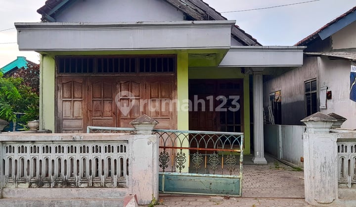 House + Commercial Space by the Side of Mojongapit Village Road, Jombang