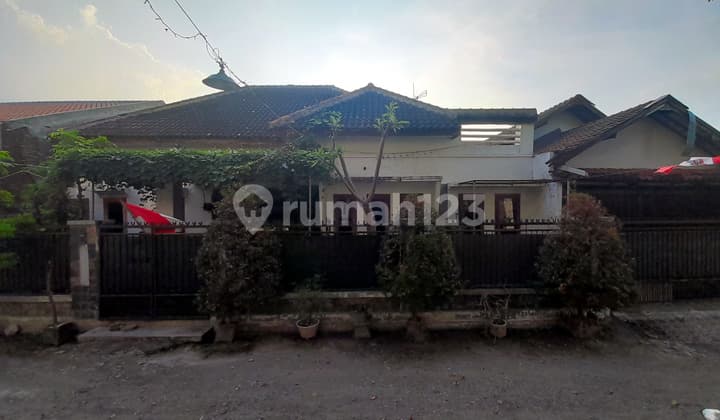 Rumah Berpagar Garasi Besar Di Dalam Perumahan Jombang Kota