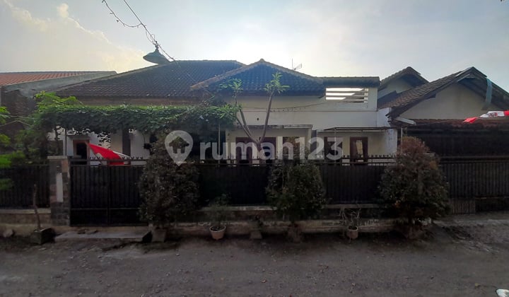 Rumah Berpagar Garasi Besar Di Dalam Perumahan Jombang Kota