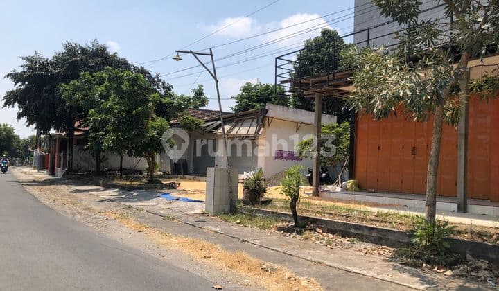 Rumah + Toko + Tanah Luas di Desa Pandanwangi, Jombang