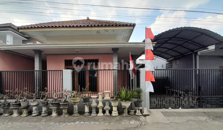 Rumah Mewah di Hayam Wuruk, Jombang Kota, Garasi Luas, SHM