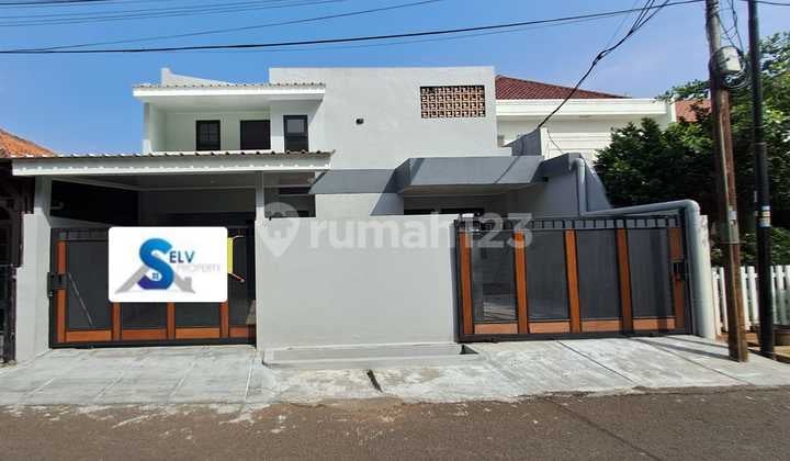 Rumah, 2 Lantai, SHM, di Sektor 1 - Siap Huni