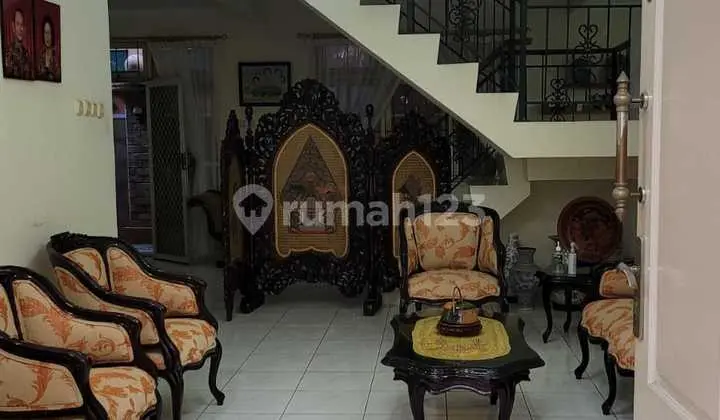 Rumah 2 Lantai Bagus Semi Furnished SHM di Sektor 9, Bintaro
