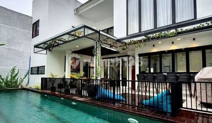 Ready-to-occupy house with a swimming pool in Bintaro Jaya.