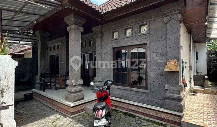 Rumah Look Bali dengan 3 Kamar Lantai 1 di Brawa