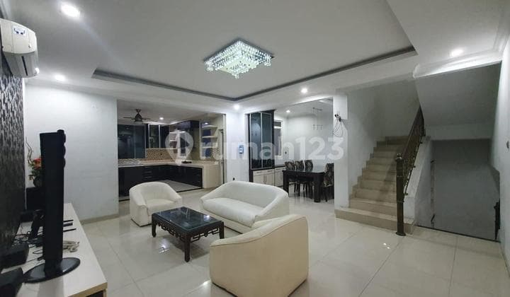 DISEWAKAN RUMAH KATAMARAN INDAH 8x25m² 4+1BR FURNISHED