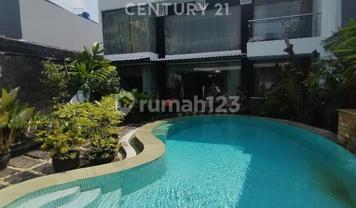 Rumah Mewah Strategis Ada Kolam Renang Jakarta Timur