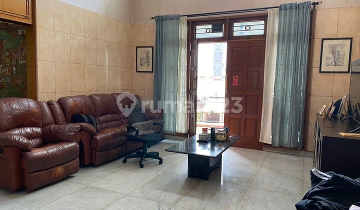 Rumah 3 lantai cocok untuk ruang usaha di daerah Sambas Kebayoran Baru Jakarta Selatan