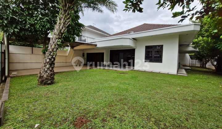 Di Jual Rumah siap huni lokasi Strategis di hoek, terawat di Jl Gaharu, Cipete, Cilandak, Jakarta Selatan