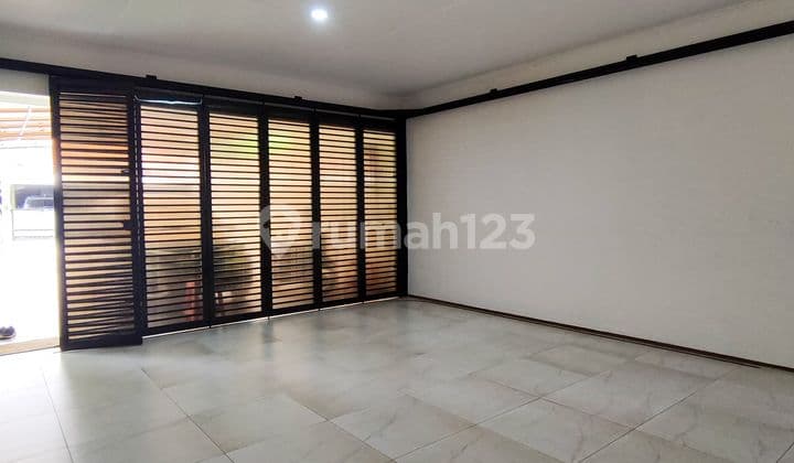 For Sale Well-maintained and neat corner-positioned residential house on Jl Gaharu Cipete, Cilandak, South Jakarta.
Specifications:
Land Area/Building Size 625/250
4+2 Bedrooms, 3+3 Bathrooms
Marble flooring
11,000 Watt electricity
Garage fits 2 cars
AC