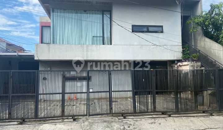For Sale Residential House Corner Position Suitable for Boarding Houses and Business in Kebayoran Lama, South Jakarta