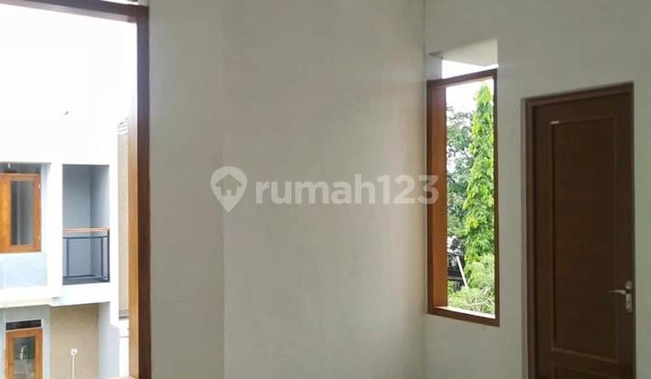 Strategic House in the sweet area, Jagakarsa. Close to the toll road and easy access.