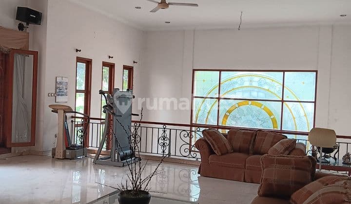 Bintaro Garden Fruit House in Sector 9, serene and cool.