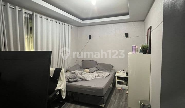 2-Story Hook House in Daan Mogot Baru Complex, West Jakarta