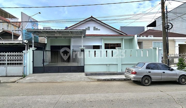 Disewakan Rumah Baru di Bangun, Boulevard 1 Lantai, Luas 300 M2, 4 + 1 Kamar Tidur, 3 Kamar Mandi, Listrik 5500 Watt, Lokasi Strategis Dekat Bandara Soetta & Jorr