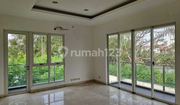 Rumah 556 m2 Golf Residence Kemayoran, Ada Kolam Renang!