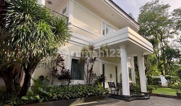Rumah Terawat di Hoek di Melawai Kebayoran Baru Dekat Scbd