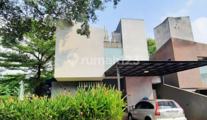 RUMAH 3 LANTAI DENGAN LIFT POSISI HOEK DI VETERAN JAKARTA SELATAN