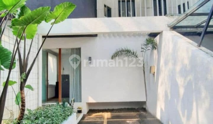 RUMAH CANTIK DEPAN TAMAN DI VETERAN JAKARTA SELATAN DEKAT PIM