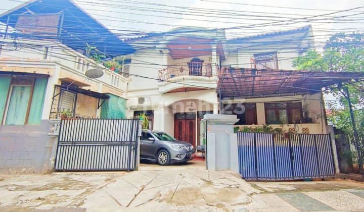 RUMAH VINTAGE 3 LANTAI SIAP HUNI DI GANDARIA JAKARTA SELATAN