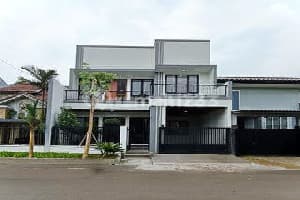 Rumah Baru 2.5 Lantai Ada Balkon Dan Taman Depan Di Graha Raya