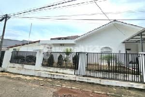 Rumah Nyaman 1 Lantai Depan Taman di Bintaro Sektor 1 Dekat Mall